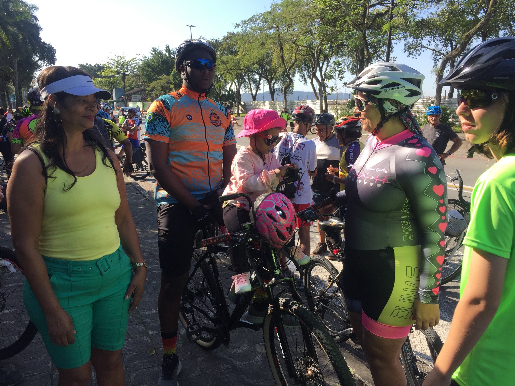 Ciclistas urbanos pedalando pela cidade