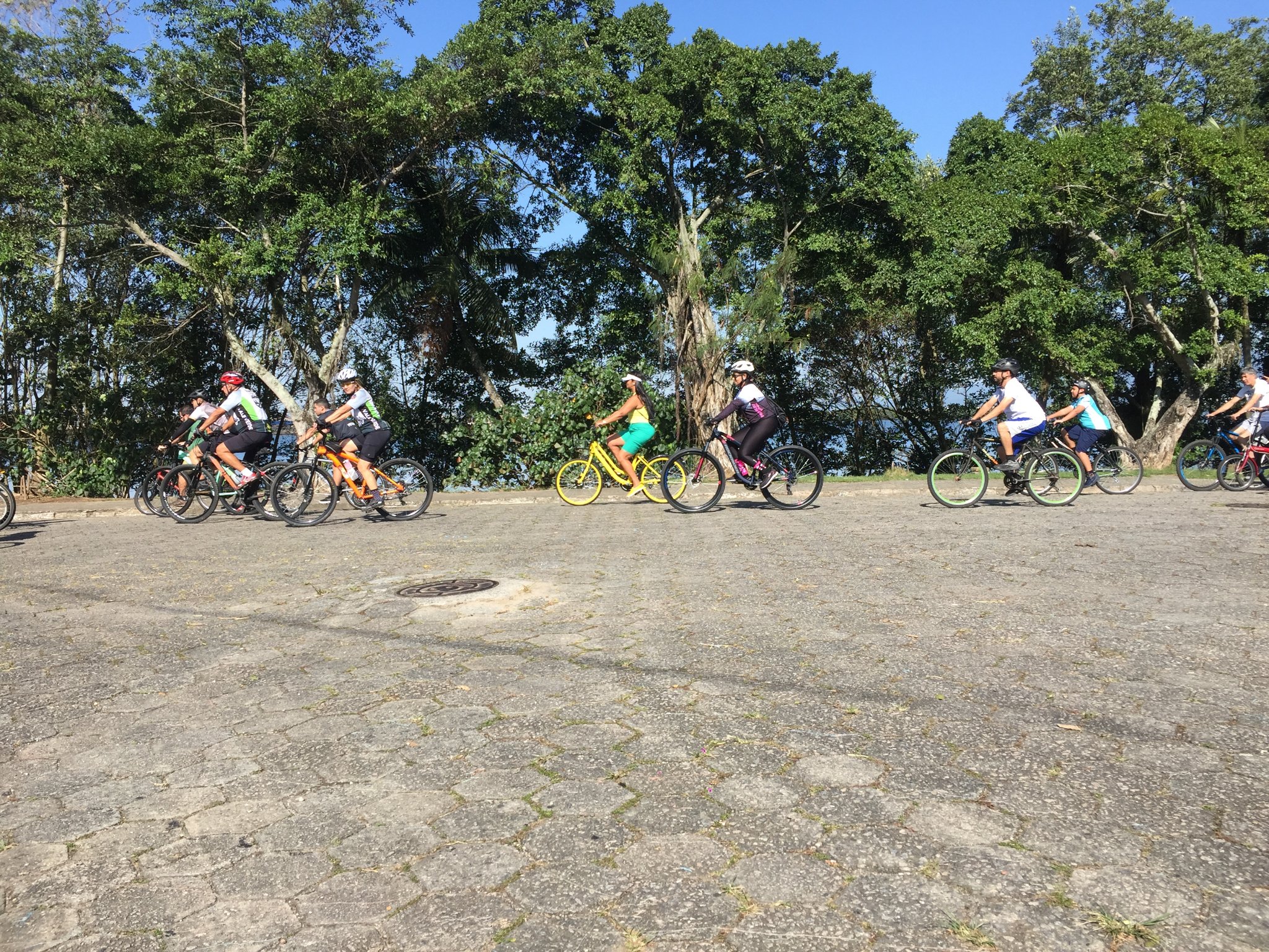 Ciclistas pedalando unidos