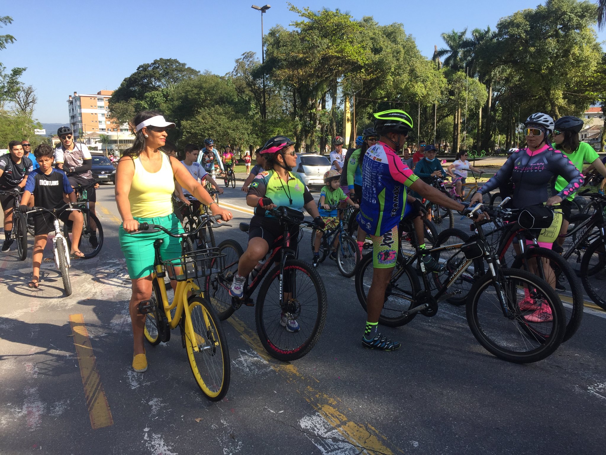 Ciclistas pedalando ativamente