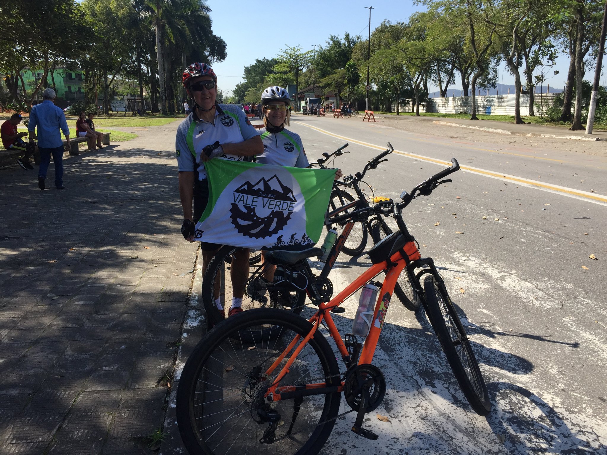 Ciclistas pedalando juntos